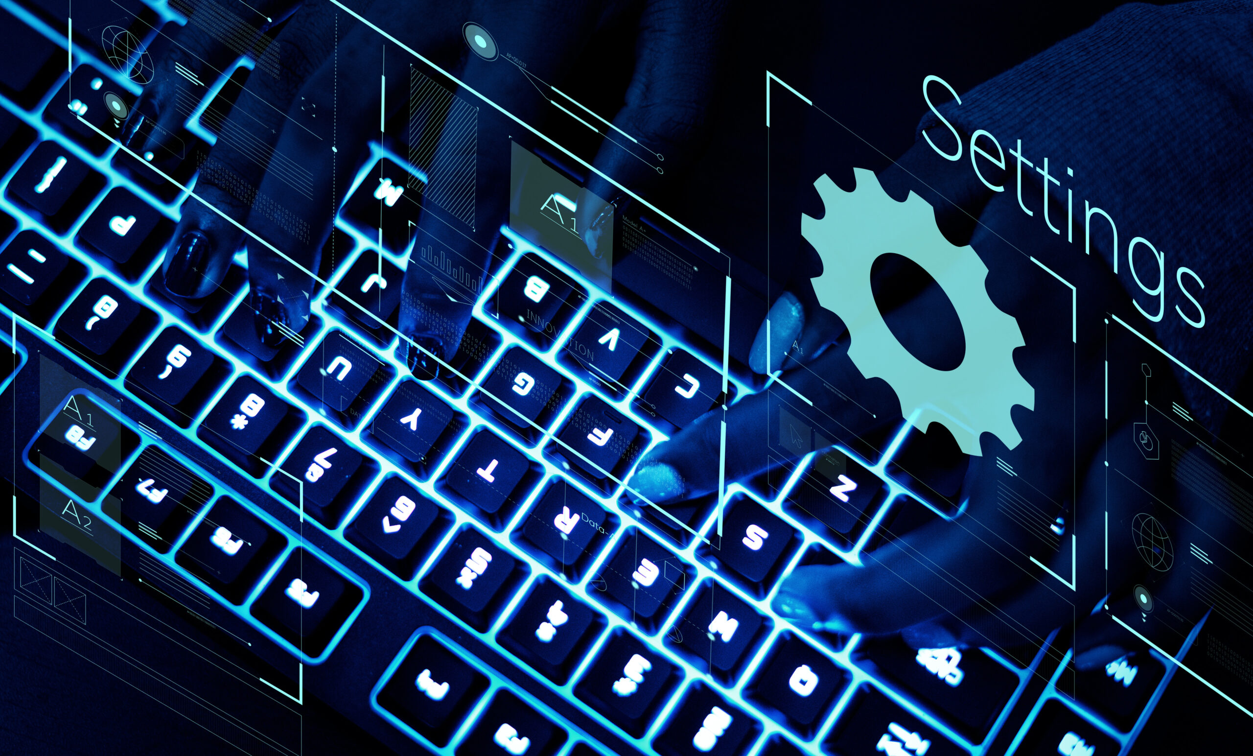 Manos de persona programando software La programación de software para empresas, tecnologías del futuro